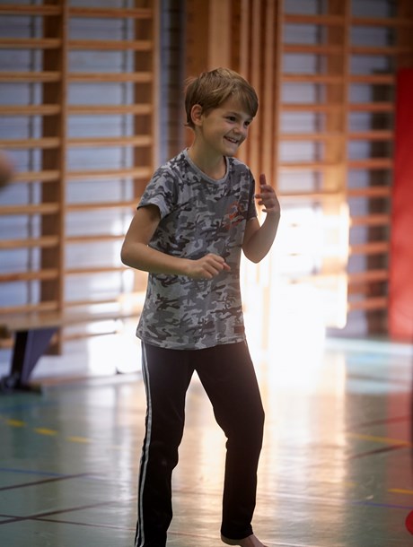 Pojke i rörelse under samtida dansworkshop med danskompaniet Norrdans 